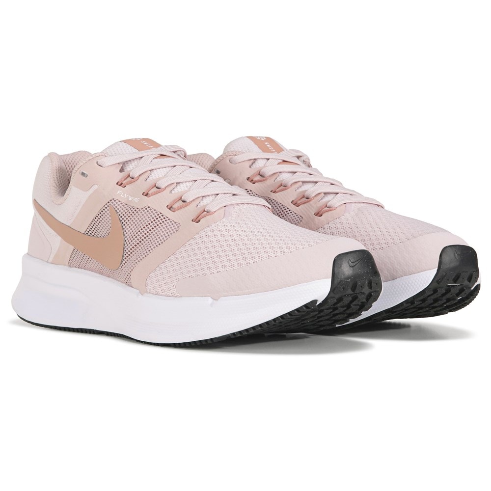 Nike women's deals shoes famous footwear